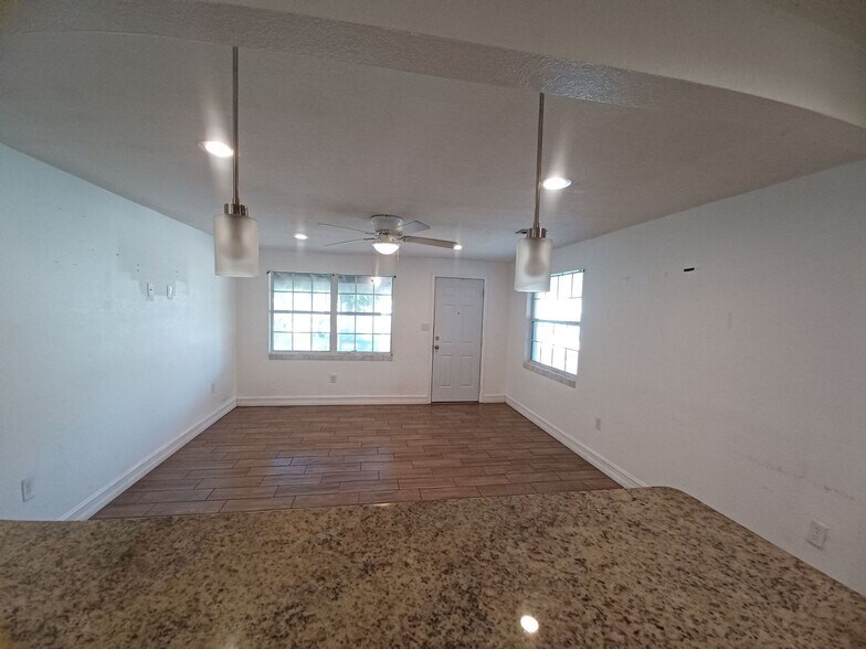 Building Photo - Priced to Rent 3/2 in Fort Myers