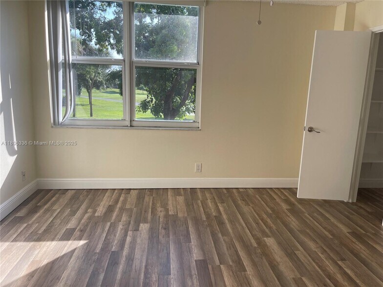Building Photo - 9401 Evergreen Pl