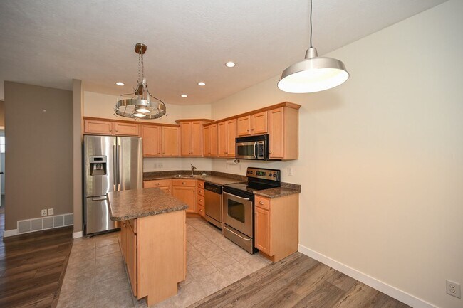 Building Photo - Stunning Row End Townhome In Excellent Loc...