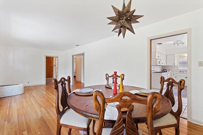 Building Photo - CONTEMPORARY HOME IN ALAMO HEIGHTS