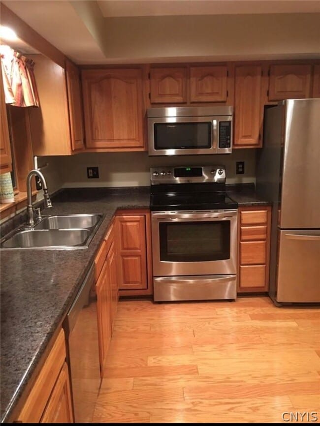 Building Photo - 372 Summerhaven Dr N