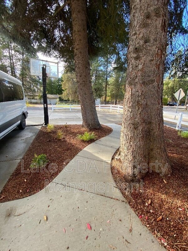 Building Photo - 3870 N Honeysuckle Dr