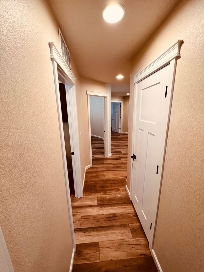 Building Photo - Stunning 5 bedroom W/Bed & Full Bath on Main Floor