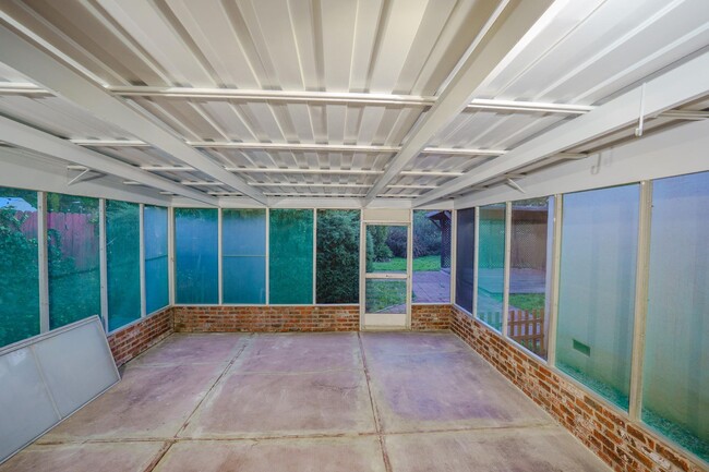 Building Photo - Single-Story Vallejo 3BR on HUGE Lot! 4-Car Parking, Covered Patio & 15 Min to Napa!