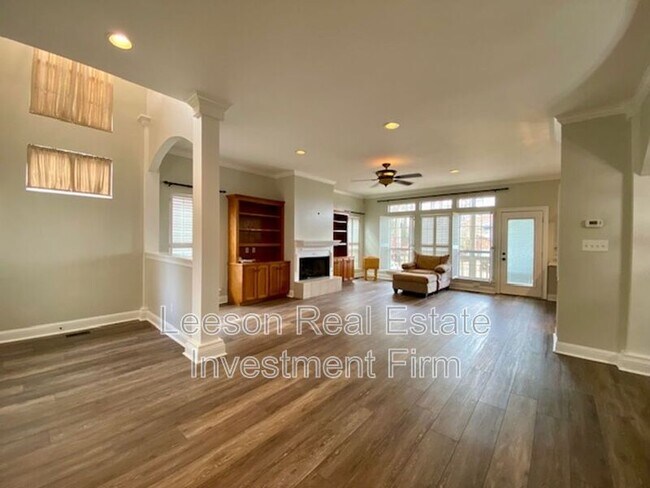 Building Photo - 5706 Wood Ridge Dr