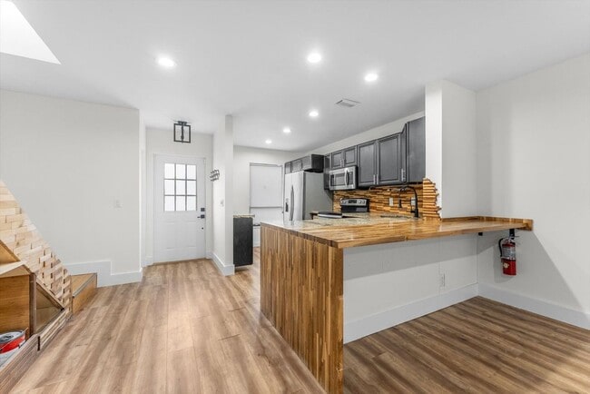 Building Photo - 850 Hill Dr