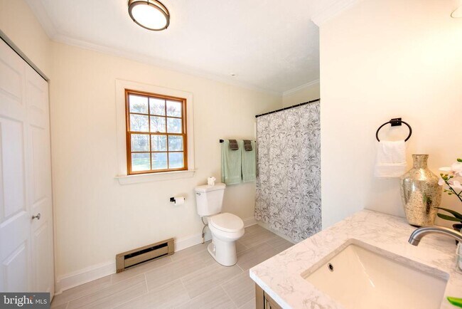 Building Photo - 105 King George Ct