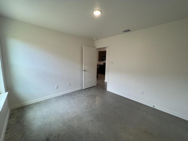 Building Photo - 113 Wind Ridge Dr