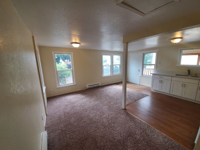 Building Photo - Upgraded 1 Bed 1 Bath Blocks from Evergree...