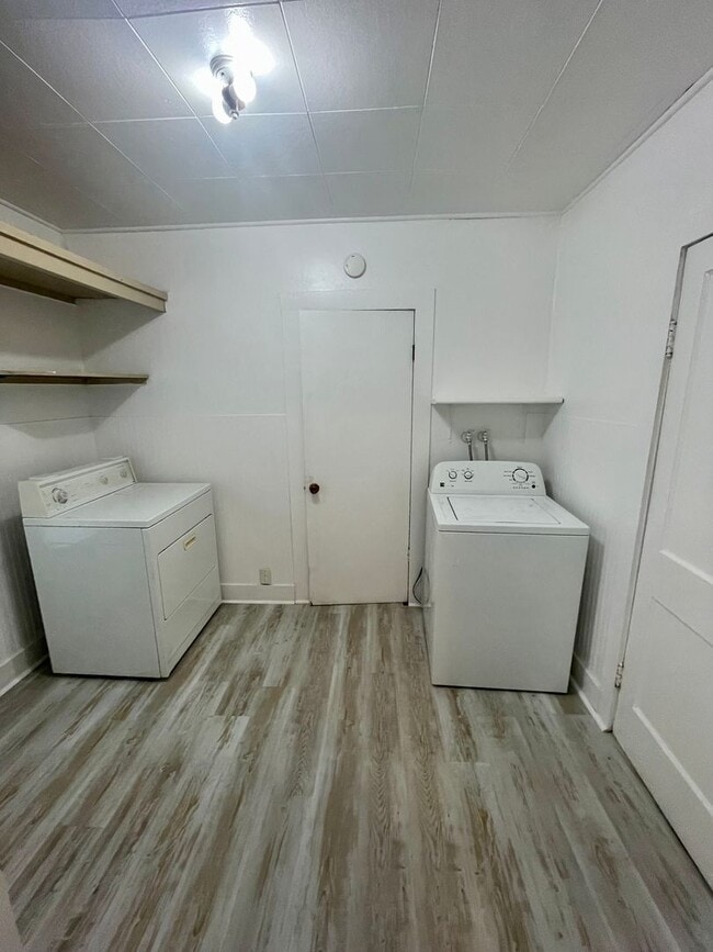 Building Photo - Cottage Style 1 Bed Home with a Large Yard...