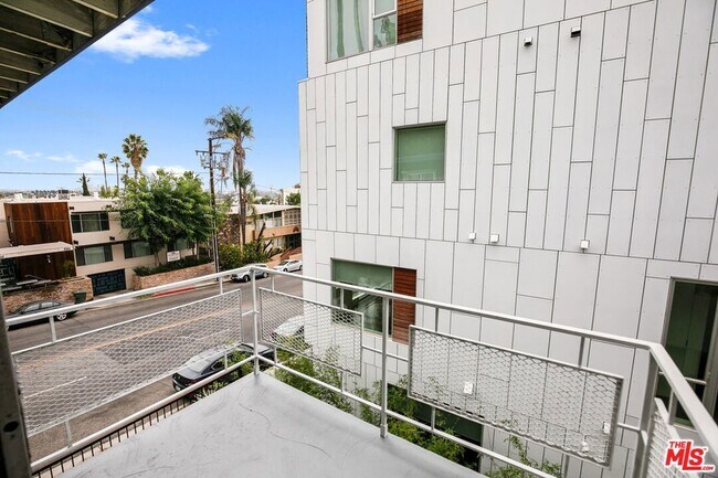 Building Photo - 941 N San Vicente Blvd