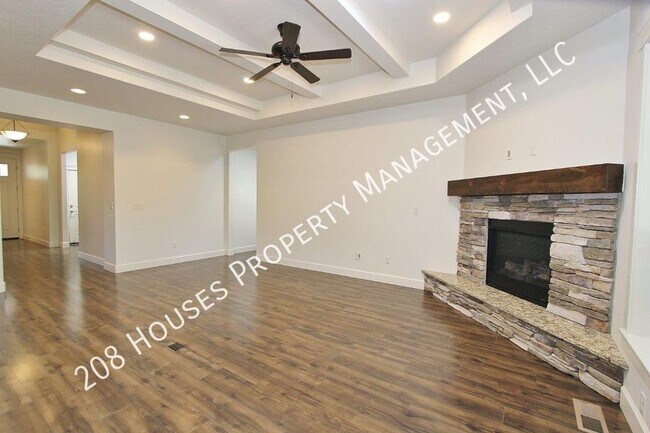 Building Photo - Immaculate Single-Level Home