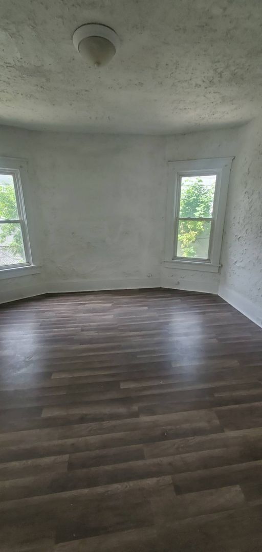 Building Photo - 1375 E 89th St