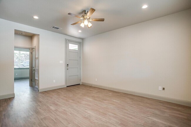 Building Photo - 2834 Wayside Ave