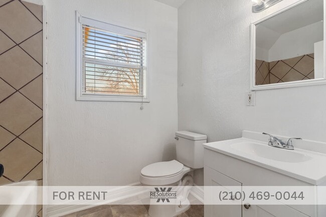 Building Photo - 1630 W Rosewood Ave