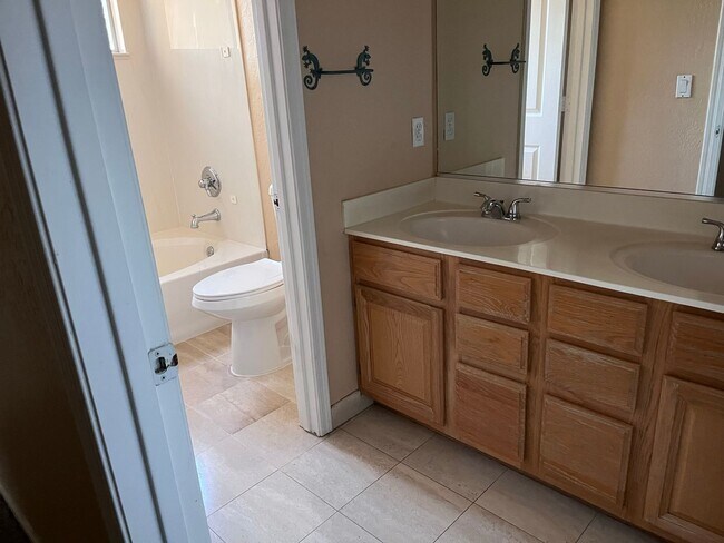 Building Photo - 4746 W Carla Vista Dr