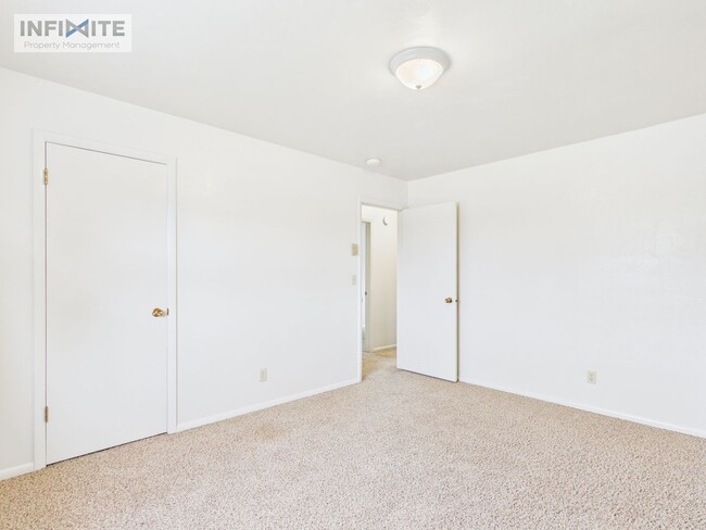 Building Photo - 3 Bedroom off East Valley Center!