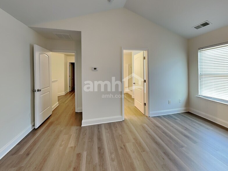 Building Photo - 1001 Haven Ln