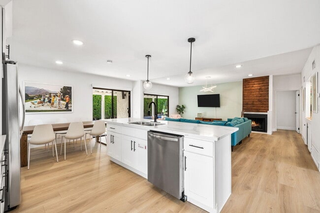 Building Photo - 1433 E Caleta Way