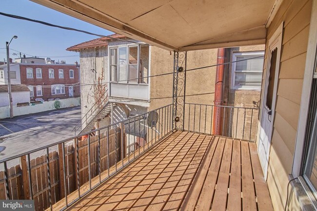 Building Photo - 1916 W 7th St