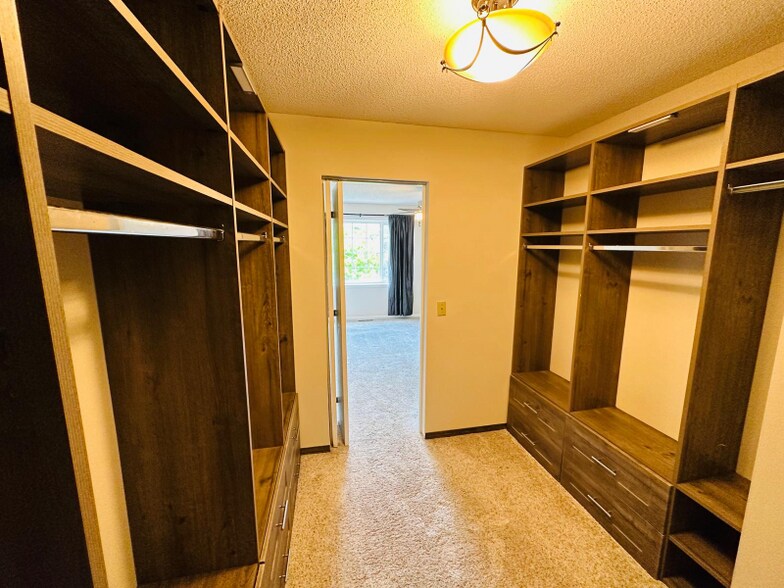 Building Photo - 15313 Greenhaven Ln