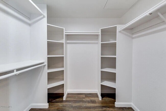 Building Photo - Renaissance Park Condo - Updated Penthouse...