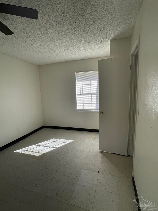 Building Photo - 1121 Lake Dr