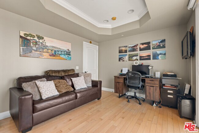 Building Photo - 1540 S Bentley Ave