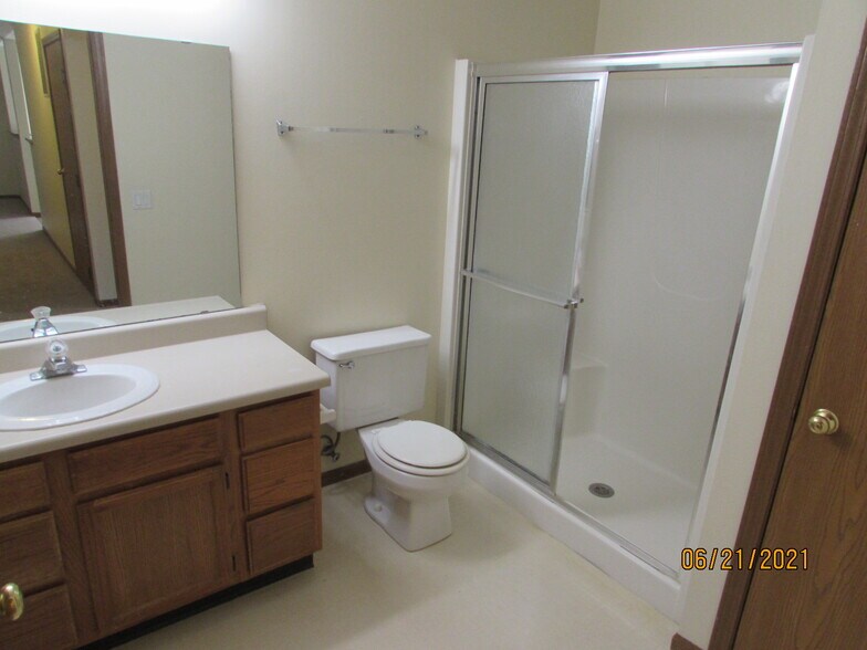 Bathroom - 10 Woodridge Ct