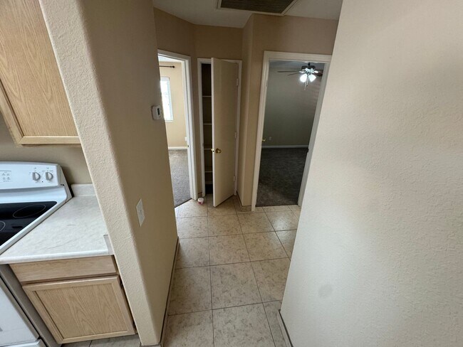 Building Photo - Charming 3-bedroom home located in the picturesque town of Pahrump!