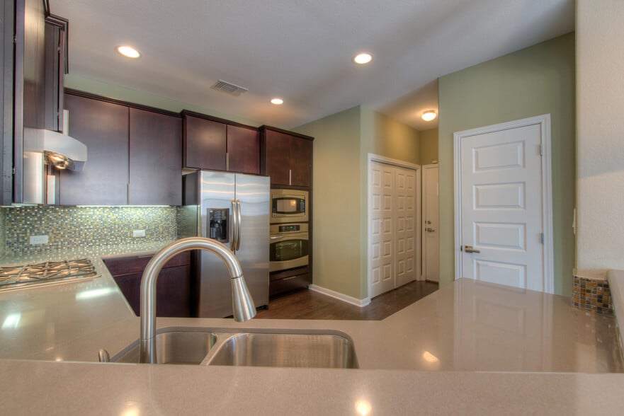 Building Photo - 405 S Meadowlark St