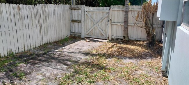 Building Photo - 221 Columbia Dr