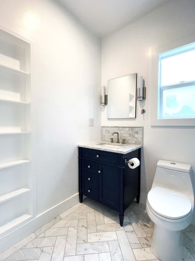 Building Photo - Gorgeous Upgraded Home In Glassell Park Area
