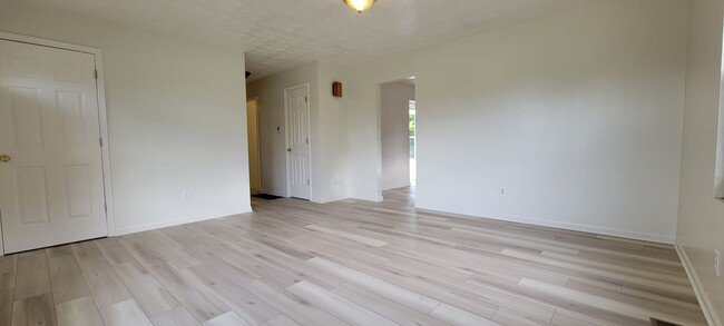 Building Photo - Updated 3 bedroom home with extra space in...