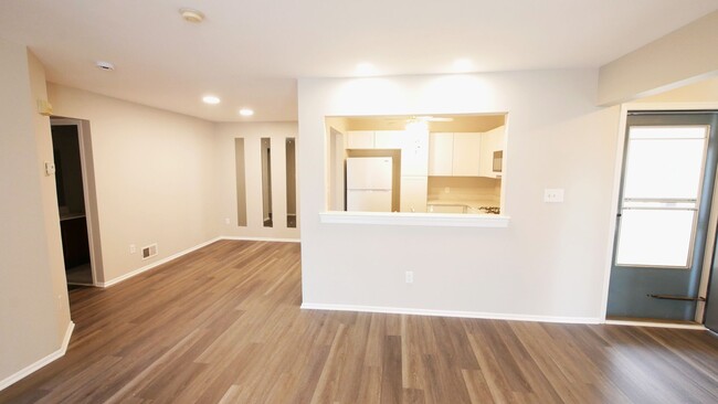 Building Photo - 3rd Floor Condo with 2 BR and 2 Full Baths...