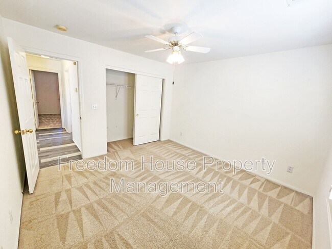 Building Photo - 380 Round Up Ct
