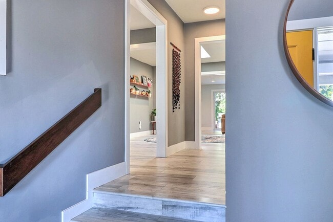 Building Photo - Stunning East Richmond Heights Home!