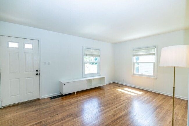 Building Photo - 343 E Royal Forest Blvd