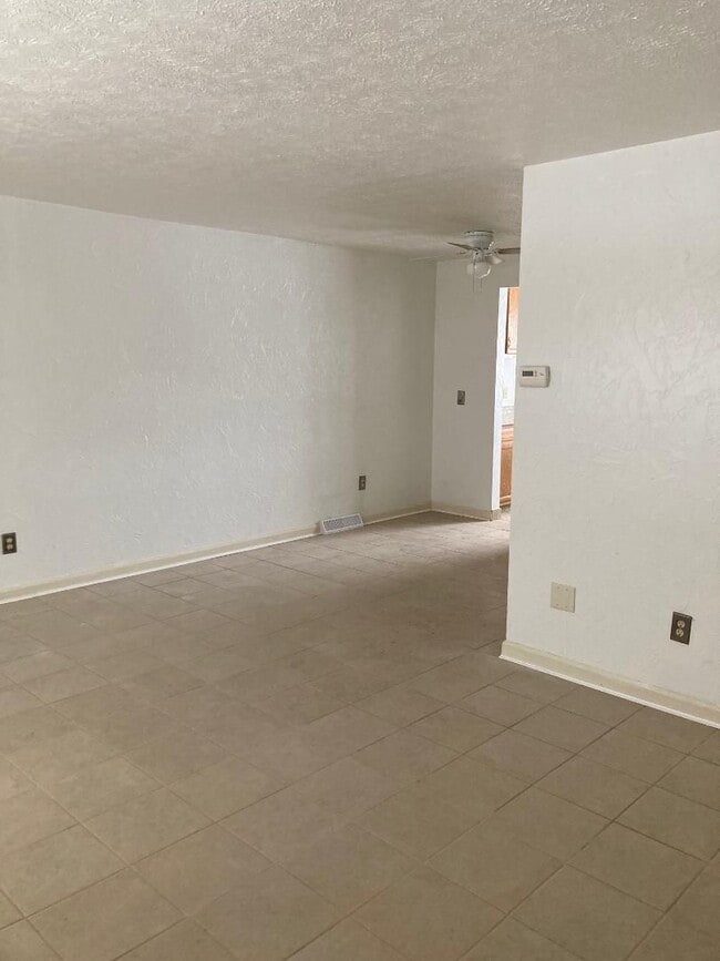 Building Photo - 2 Bedroom Condo for Rent