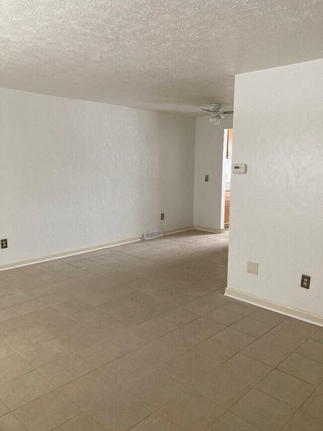 Building Photo - 2 Bedroom Condo for Rent  Warrenville HTS