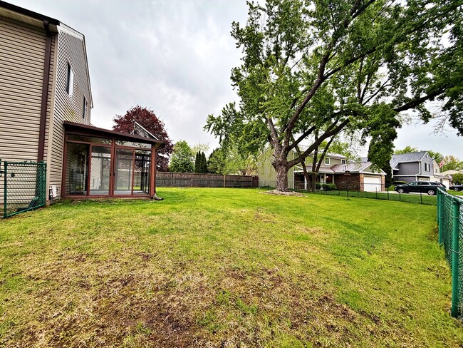 Building Photo - 800 W Beechtree Ln