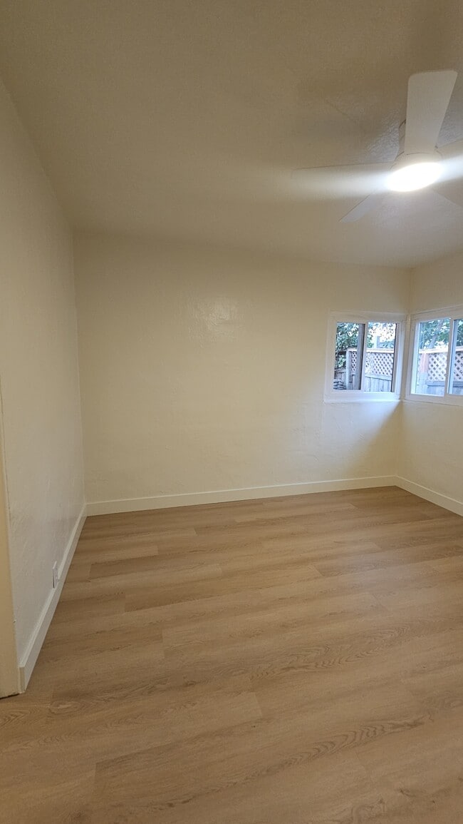 Building Photo - 476 E 7th Ave