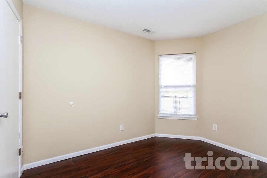 Building Photo - 10549 Kensil St