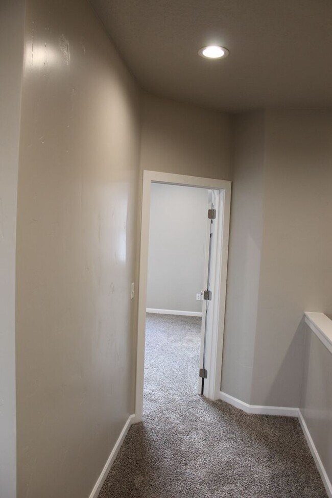 Building Photo - Beautiful Newer Townhouse