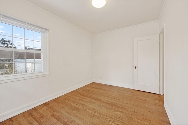 Building Photo - 514 W Lakeside St