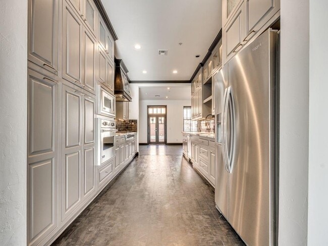 Building Photo - 109 NE 3rd St