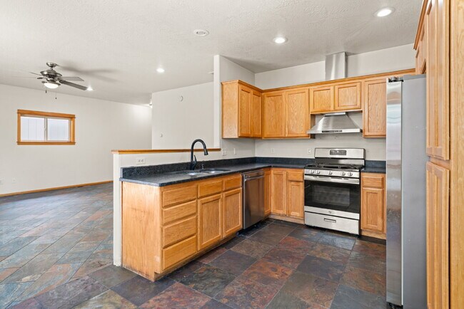 Building Photo - 608 Shadow Way