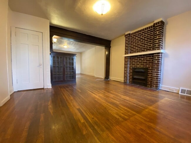 Building Photo - Charming 3 Bedroom Townhome with a Spacious Backyard & Covered Patio! Located in the Heart of Squ...