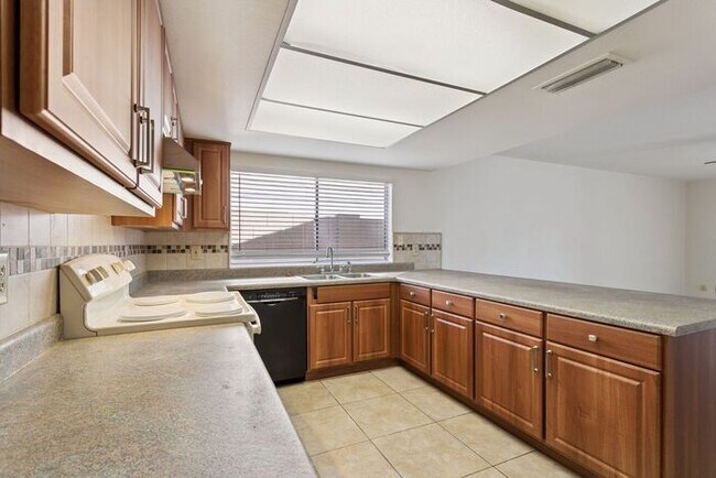 Building Photo - 2213 S Saratoga
