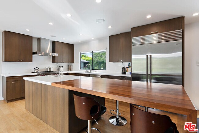 Building Photo - 3035 Lake Glen Dr